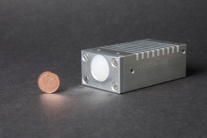 雷达模块比一包香烟大不了多少。摄影:Fraunhofer IAF
