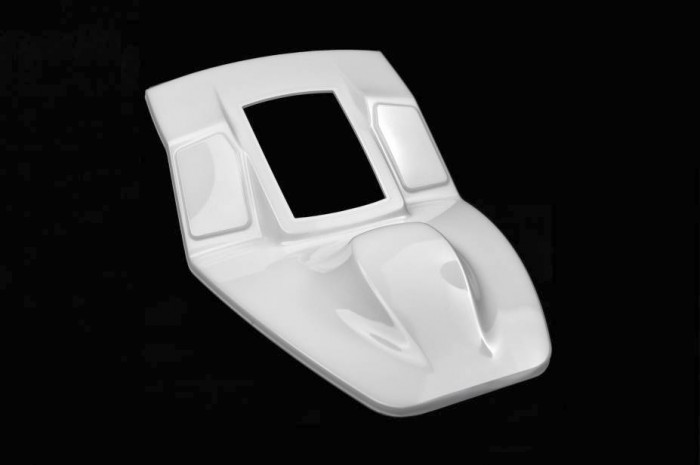 有效的保护，高度的光泽度和令人印象深刻的深度效果:驾驶舱中央控制台热塑性基础支架上的PUR层